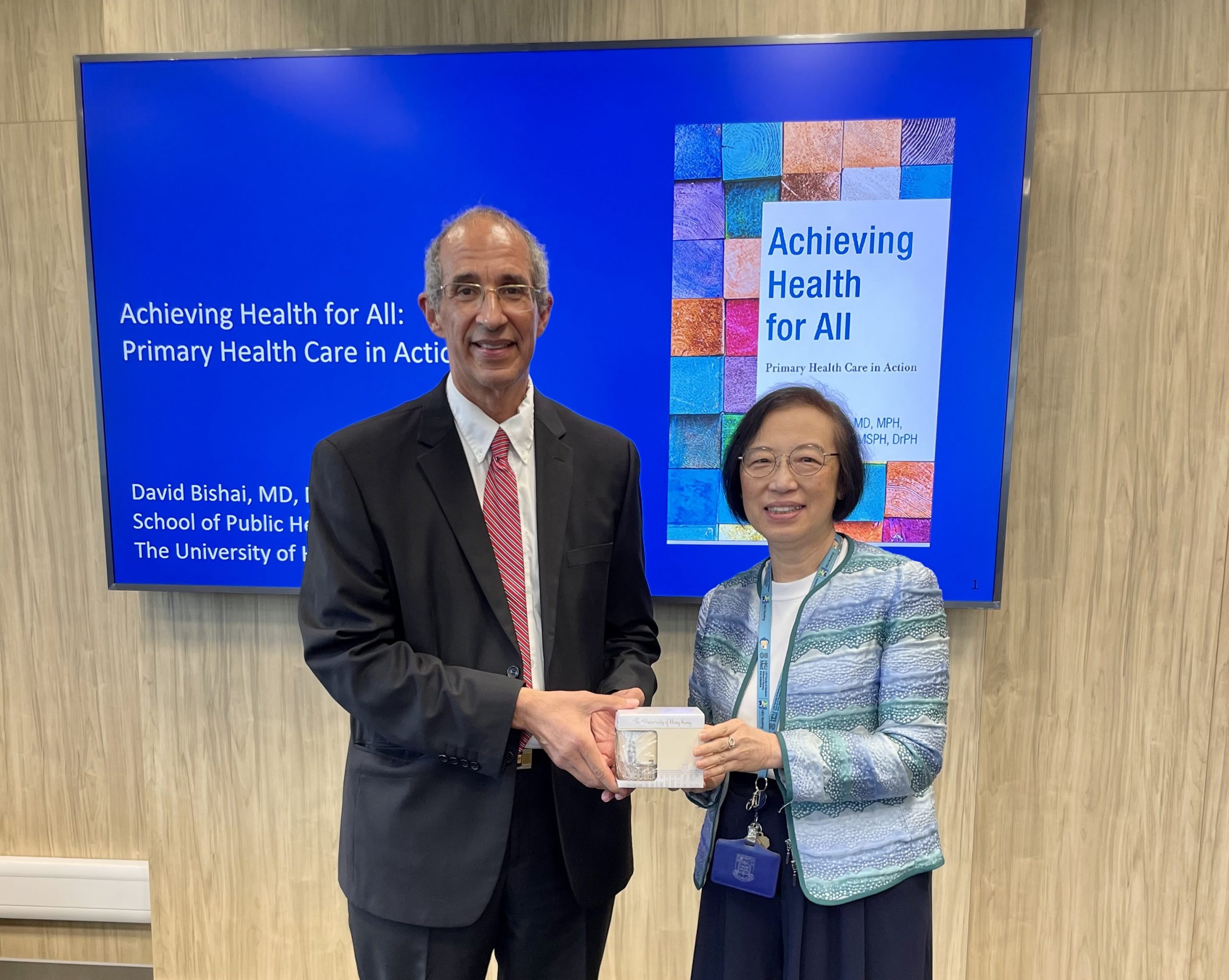 (Professor Sophia Chan presents a souvenir to Professor Bishai as a token of thanks.) Professor Sophia Chan presented a souvenir to Professor Bishai