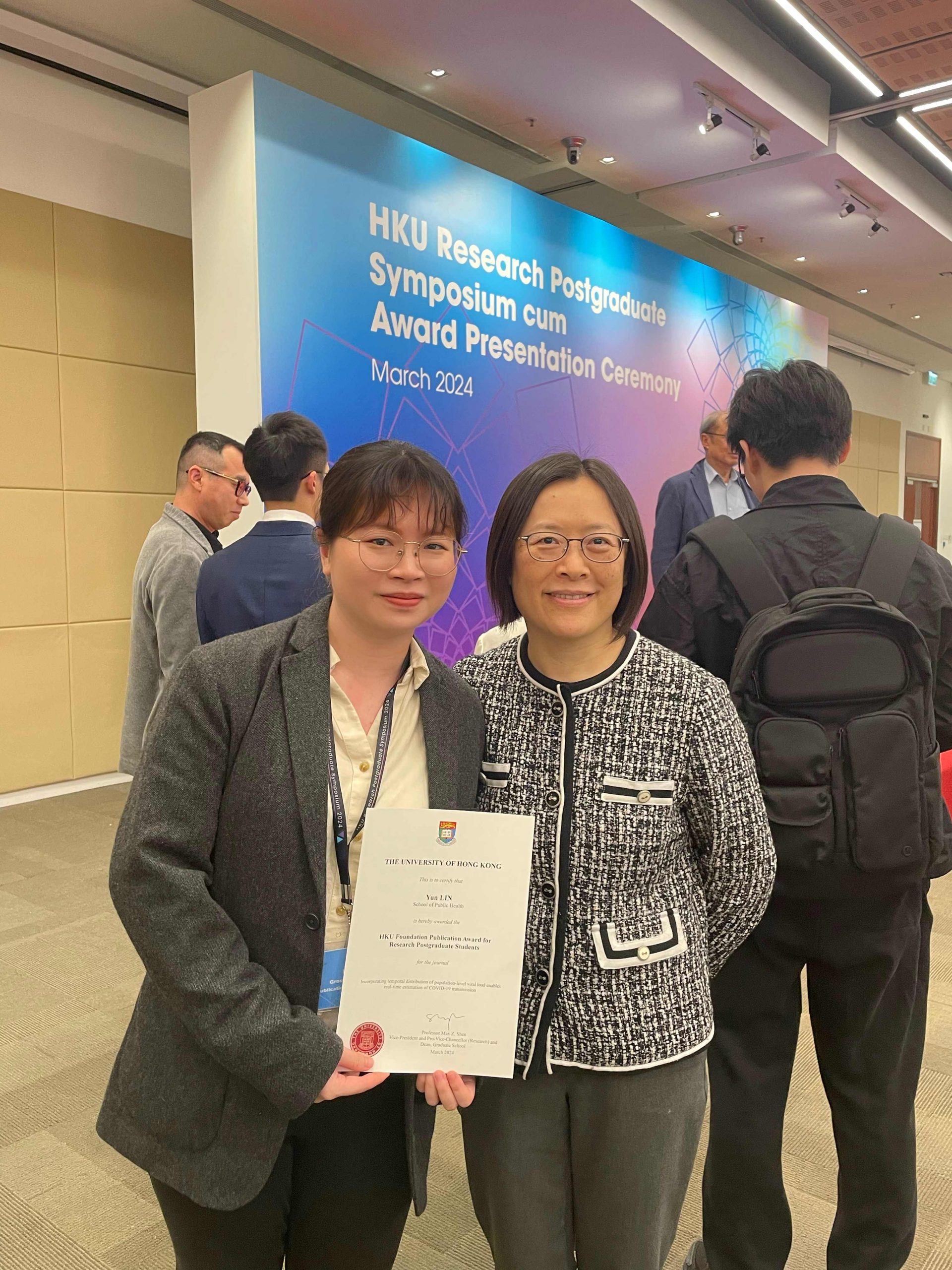Ms Yun Lin (left) and her primary supervisor, Professor Peng Wu, at the HKU Research Postgraduate Symposium cum Award Presentation Ceremony