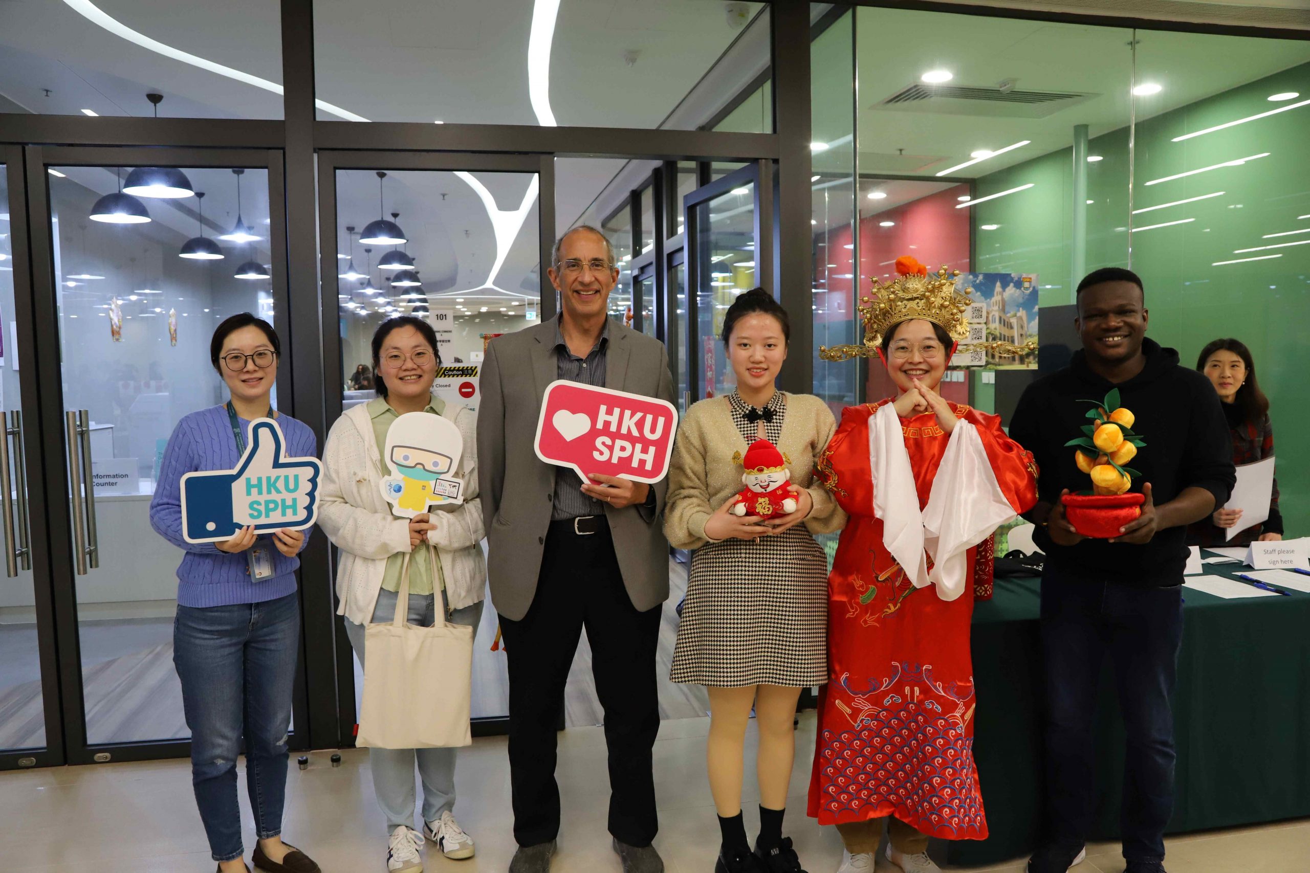 Students, supervisors and colleagues attend the Spring Gathering and take photo with the God of Wealth
