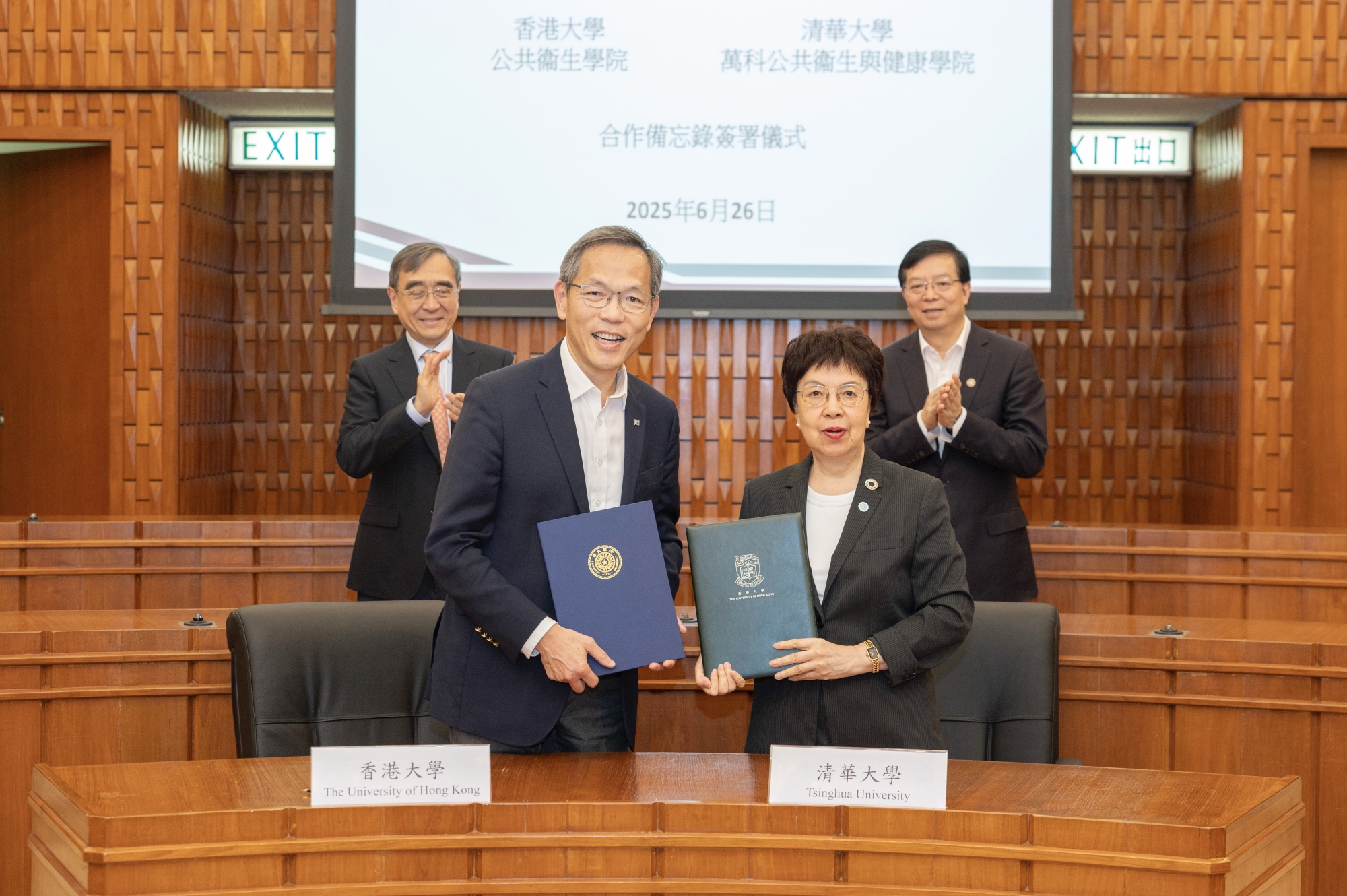 Professor Margaret Chan (right), Founding Dean of Vanke School of Public Health of Tsinghua University, and Professor Lau Chak-sing (left), Dean of Medicine of the University of Hong Kong, sign the MOU.