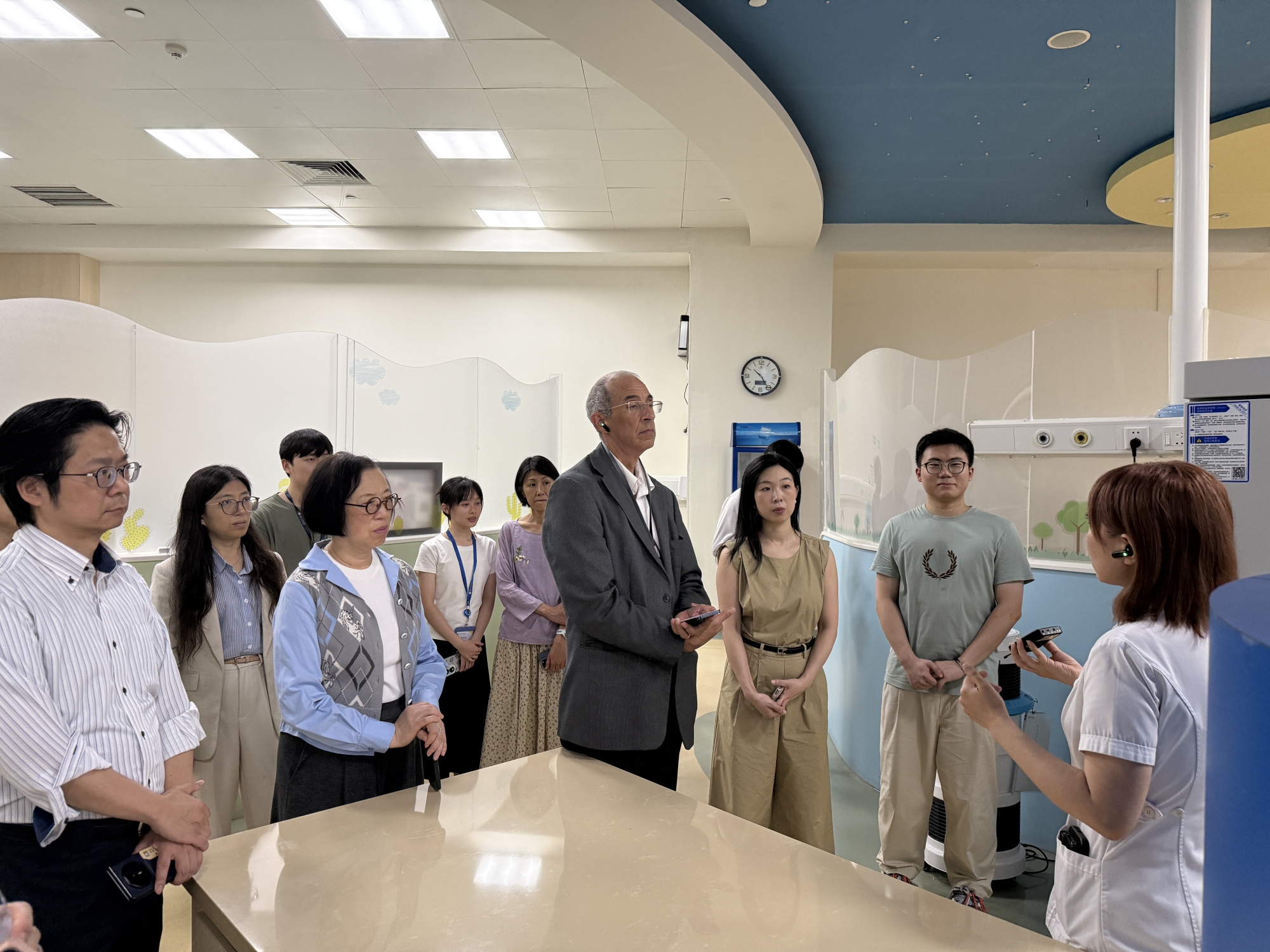 A guided tour of the Hospital is arranged to provide participants with a closer look at the Hospital’s innovative practices and high-quality healthcare services.