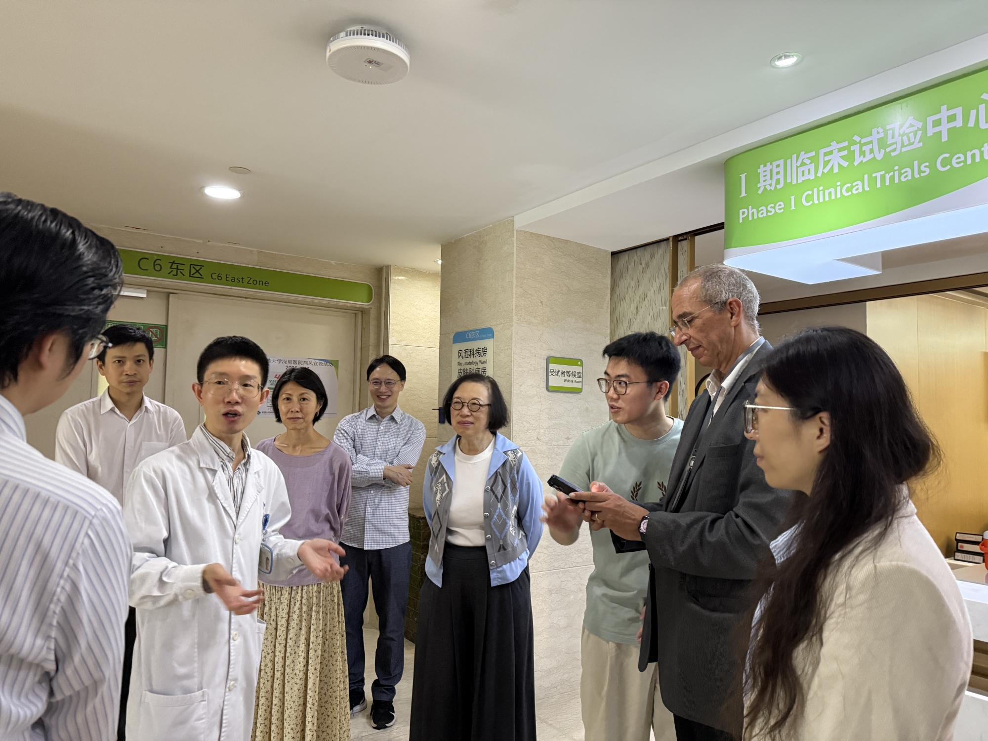 Specialists from the Hospital’s Clinical Trials Centre introduce their work to the delegation.