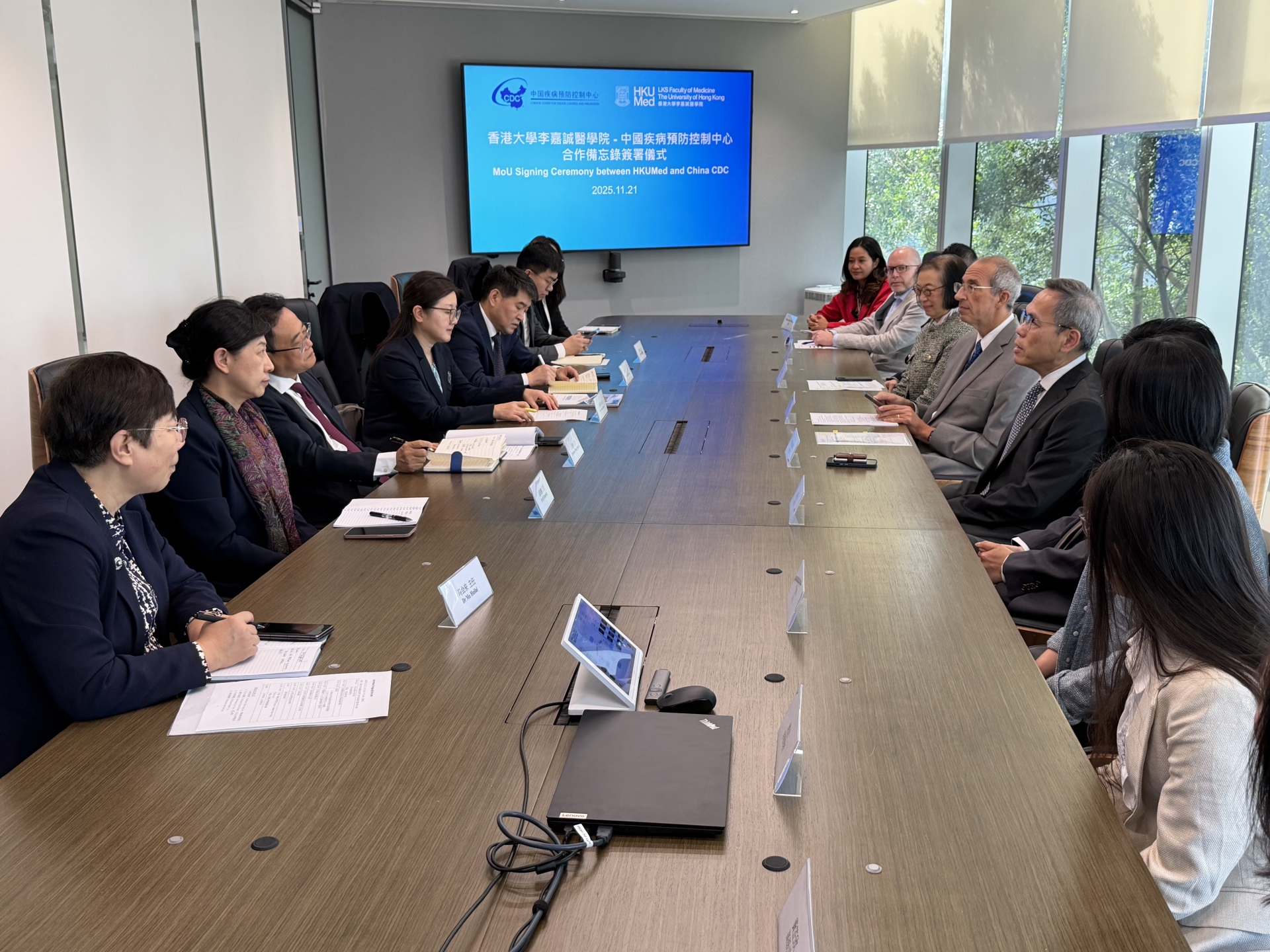 Delegation from the Chinese CDC and professors from our School share updates on research projects and expectation on future collaborations.