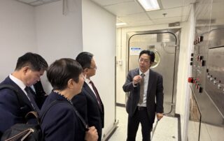 Professor Leo Poon introduces our School’s laboratory facilities.