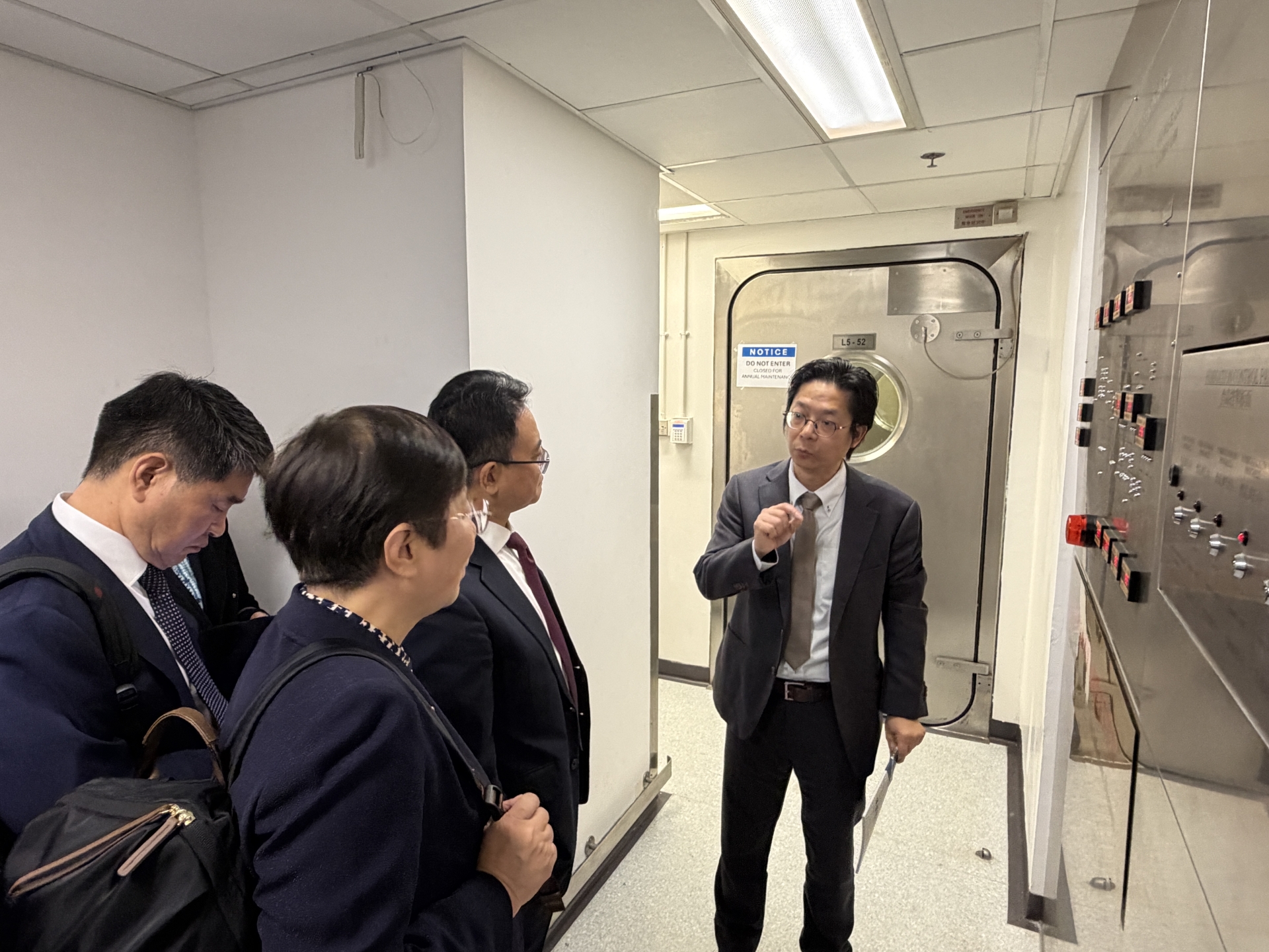 Professor Leo Poon introduces our School’s laboratory facilities.
