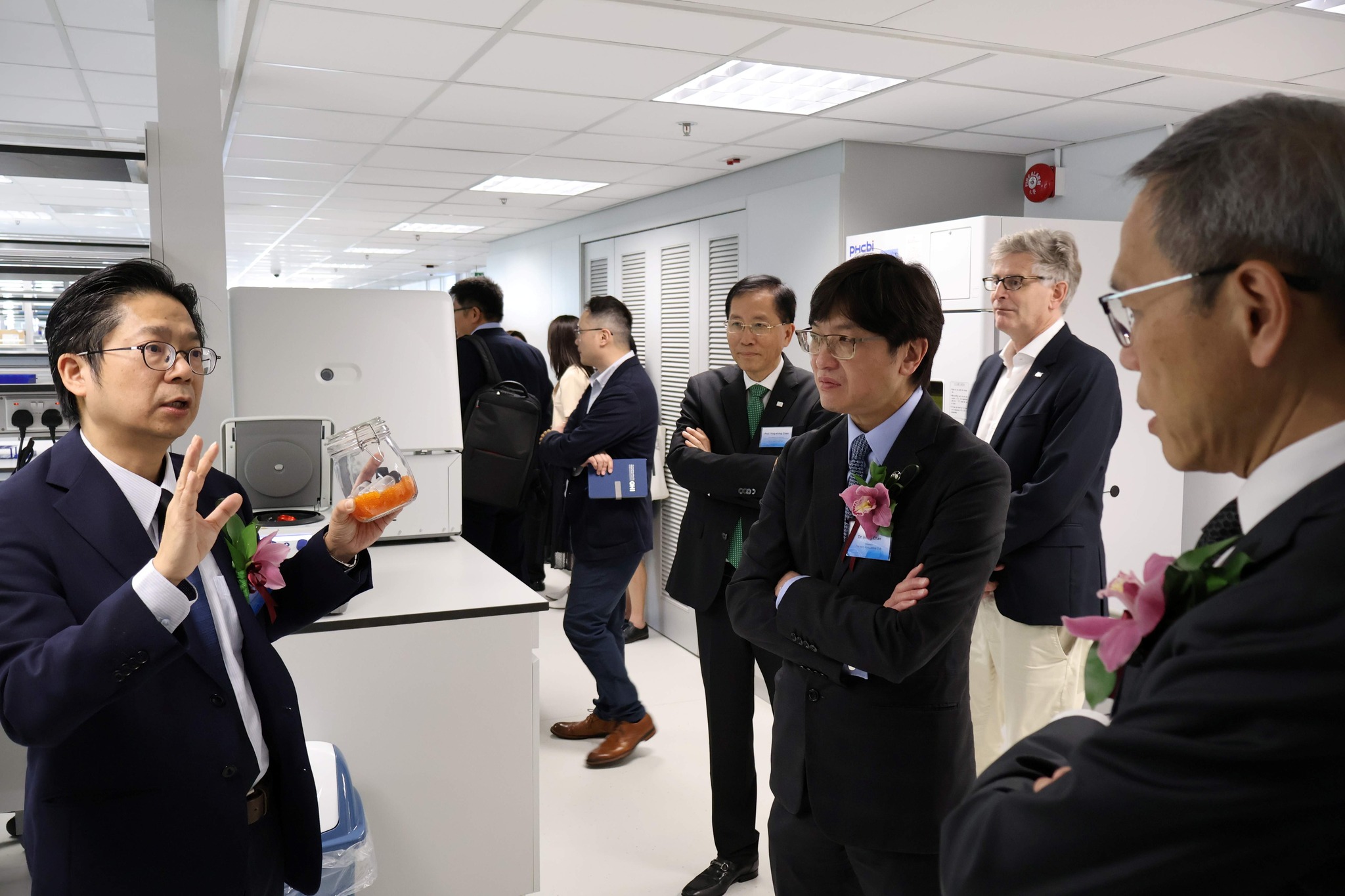 Professor Leo Poon, Co-Director of the HKJCGHI, leads guests on a tour of the HKJCGHI global headquarters and laboratory.