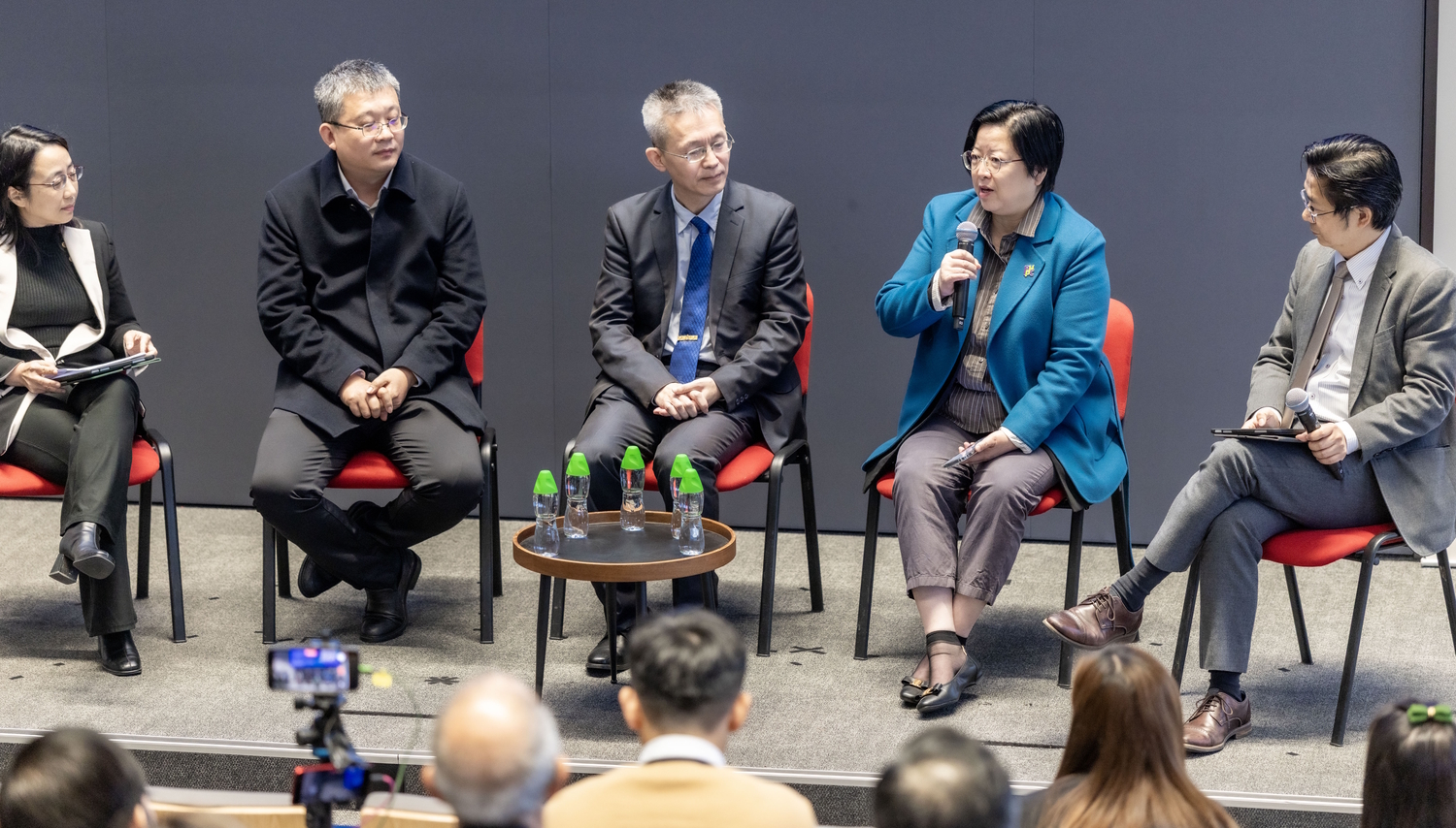 A roundtable discussion featuring an esteemed panel of speakers, including (second from left) Professor Lin Hualiang Assistant Dean and Chair of the Department of Epidemiology at the School of Public Health of Sun Yat-sen University; (middle) Professor Xiang Yutao, Distinguished Professor and Head of the Department of Public Health and Medicinal Administration, Faculty of Health Sciences, University of Macau; and (second from right) Professor Shelly Tse, Associate Director (Mainland Affairs) and Professor of the Jockey Club School of Public Health and Primary Care, the Chinese University of Hong Kong. The session is moderated by (rightmost) Professor Leo Poon and (leftmost) Professor Maria Zhu from our School.