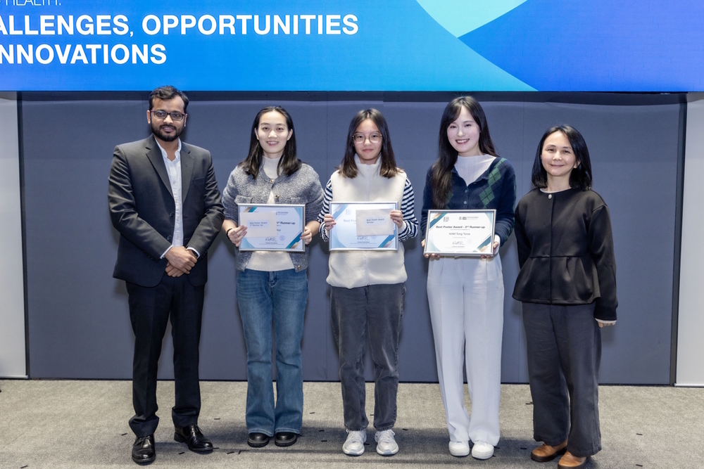 (From left) Professor Sheikh Taslim Ali poses with Best Poster Award winners: 1st Runner-up, Ms Wang Jianhui (PhD); Winner, Ms Li Xinyi (MPhil); and 2nd Runner-up, Ms Kam Tong Tonia (PhD). The presentation ceremony is hosted by (right) Professor Julie Liao.
