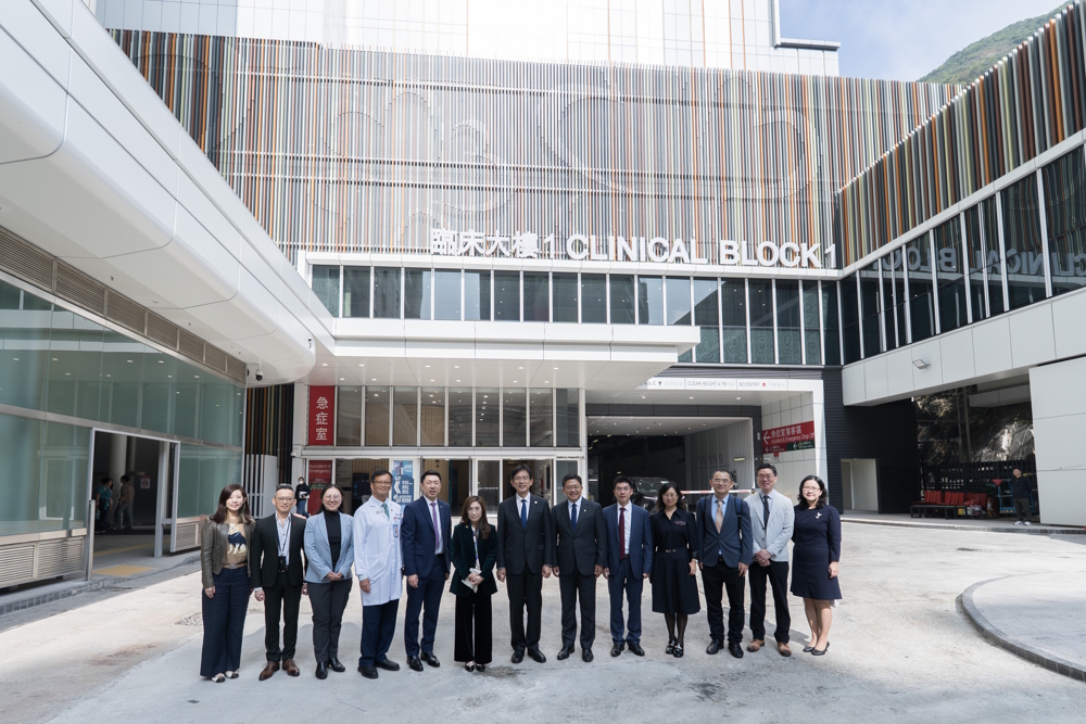 A group photo of the Tsinghua University delegation with HKUMed professors and representatives at Queen Mary Hospital.
